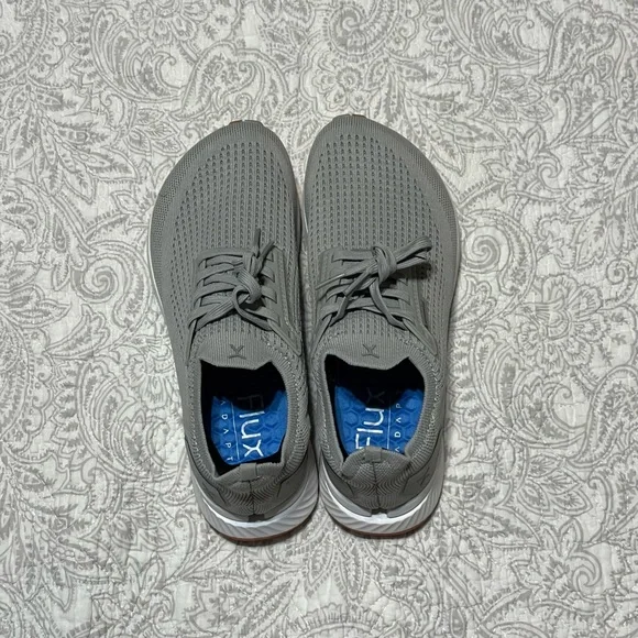 Stylish Gray Men's size 6 or Women’s size 7.5 Sneakers - Picture 4 of 6